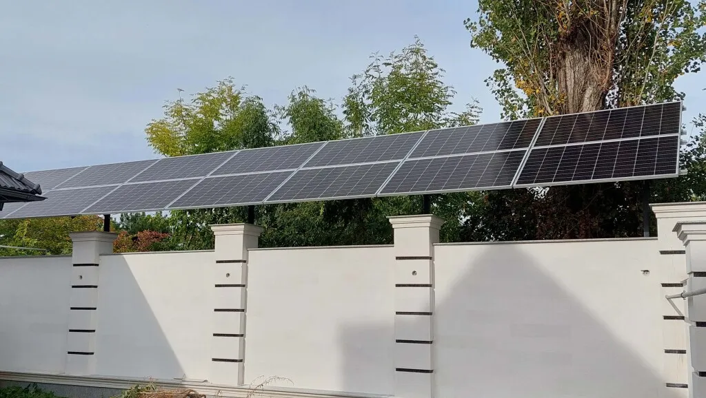 Instalație de panouri solare pe perete.