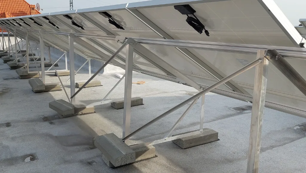 Structură metalică pentru panouri solare la sol.