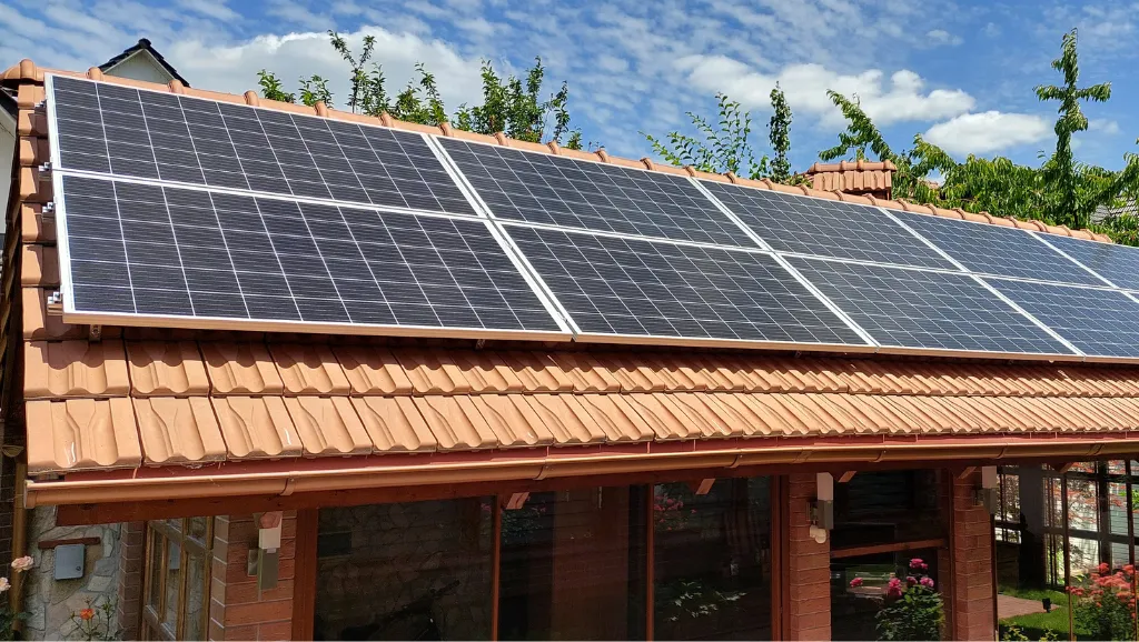 Panouri solare aliniate perfect pe acoperiș.