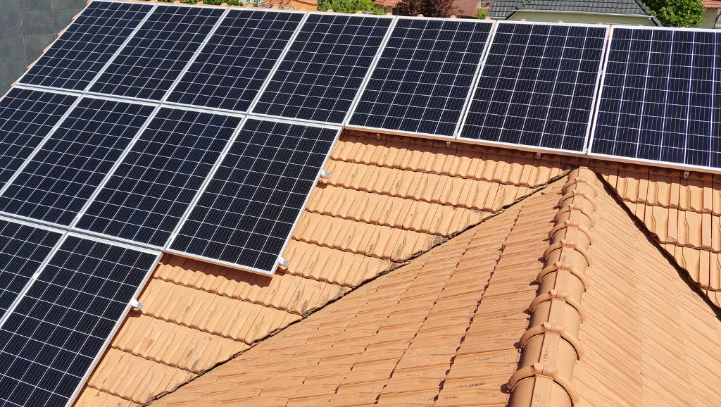 Acoperiș solar pentru independență energetică.
